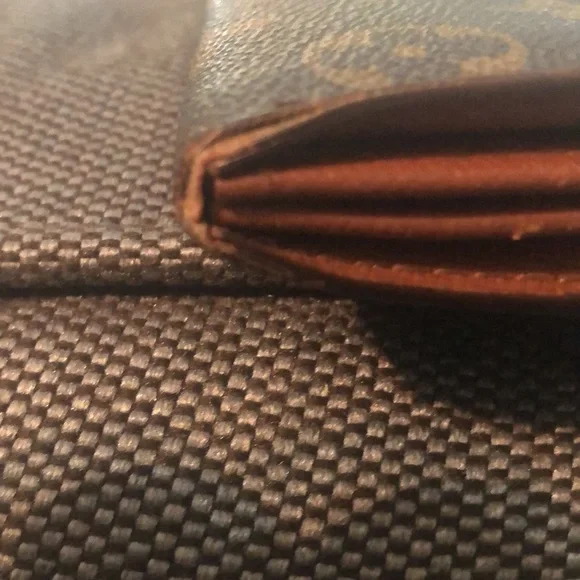 Authentic Louis Vuitton monogram wallet 7.25inLx4inW